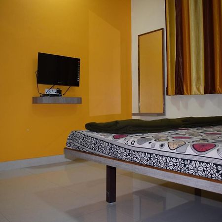 Vrundavan Hotel And Lodging Akalkot Luaran gambar
