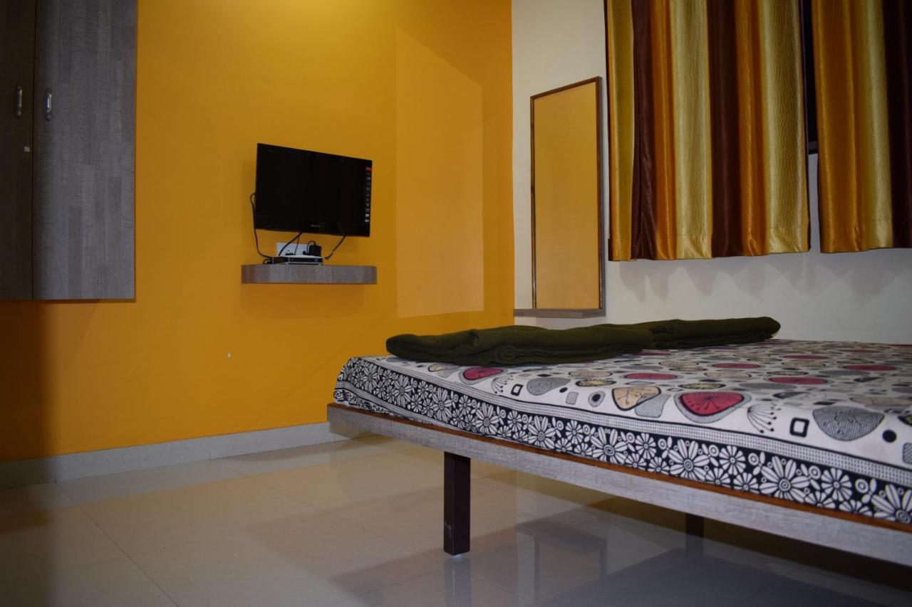 Vrundavan Hotel And Lodging Akalkot Luaran gambar